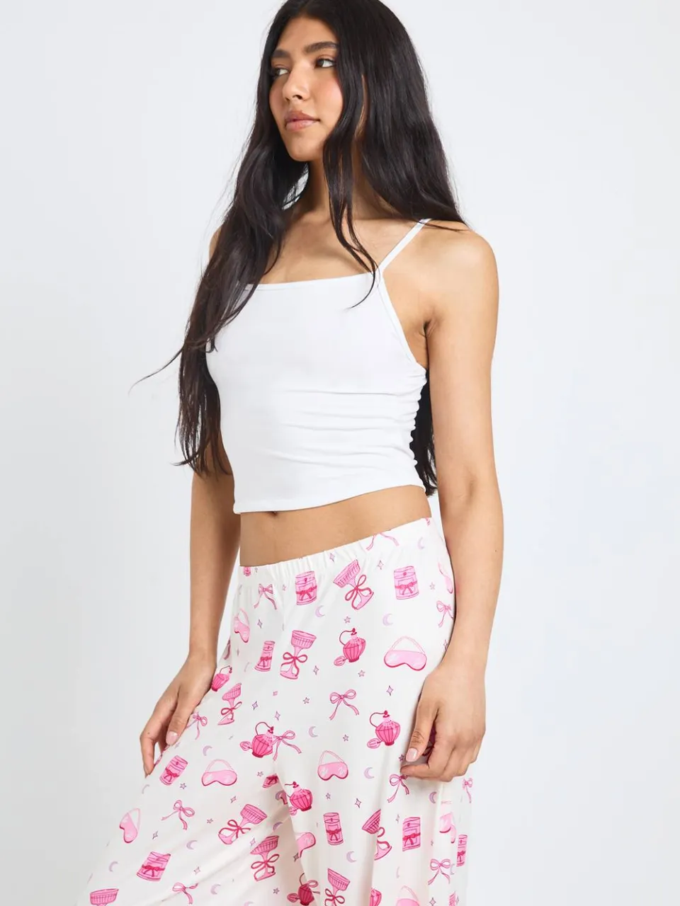 boohoo Dames Tall Pyjama Set Met Martini & Strik Print Cami En Broek beige, foto 3