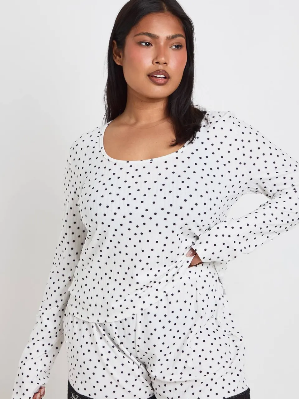 boohoo Dames Plus Maat Pyjama Set Met Polkadots, Lange Mouwen En Korte Broek zwart wit, foto 4
