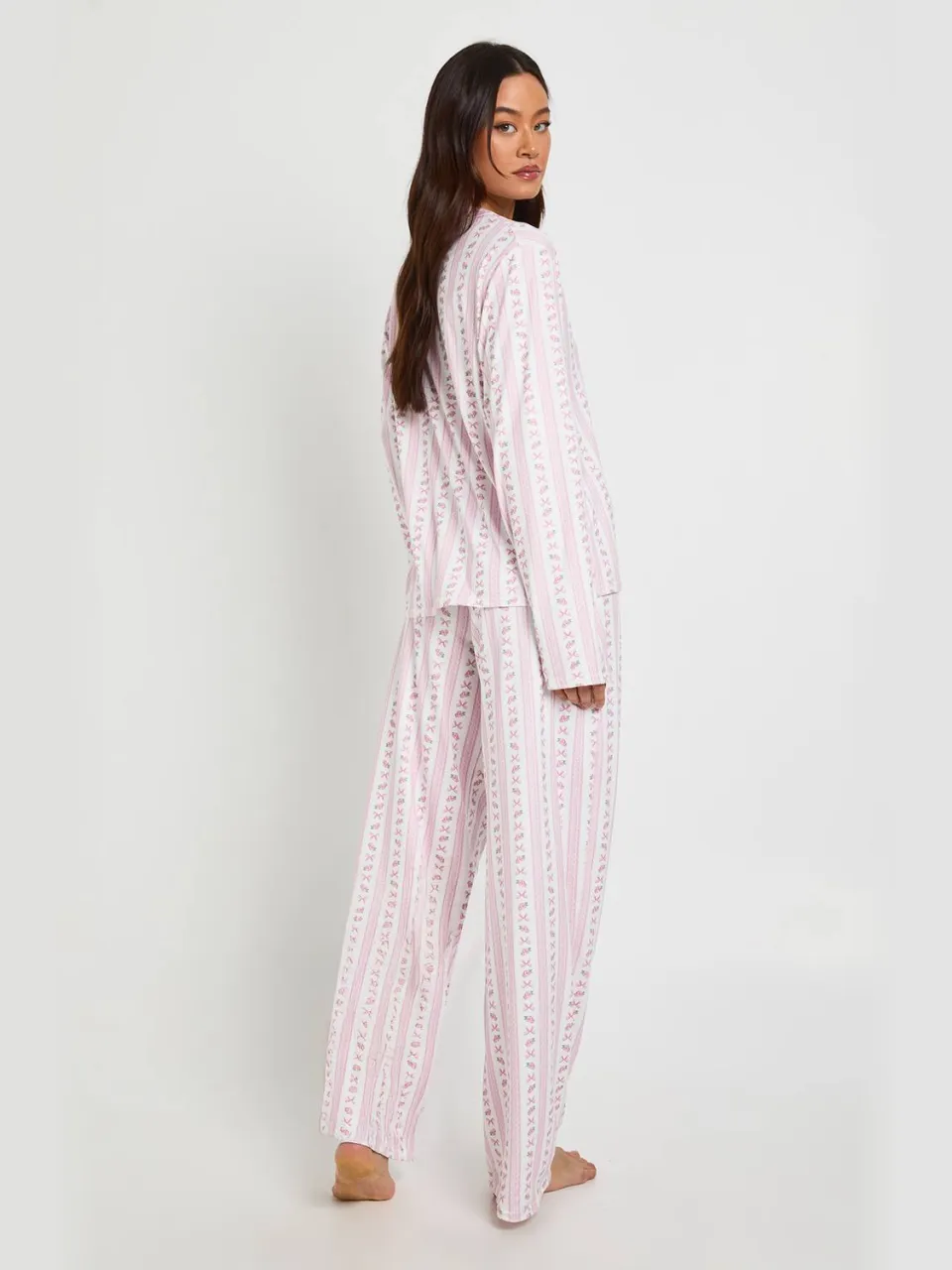boohoo Dames Tall Pyjama Set met Strikprint - Shirt met Lange Mouwen & Broek roze, foto 2