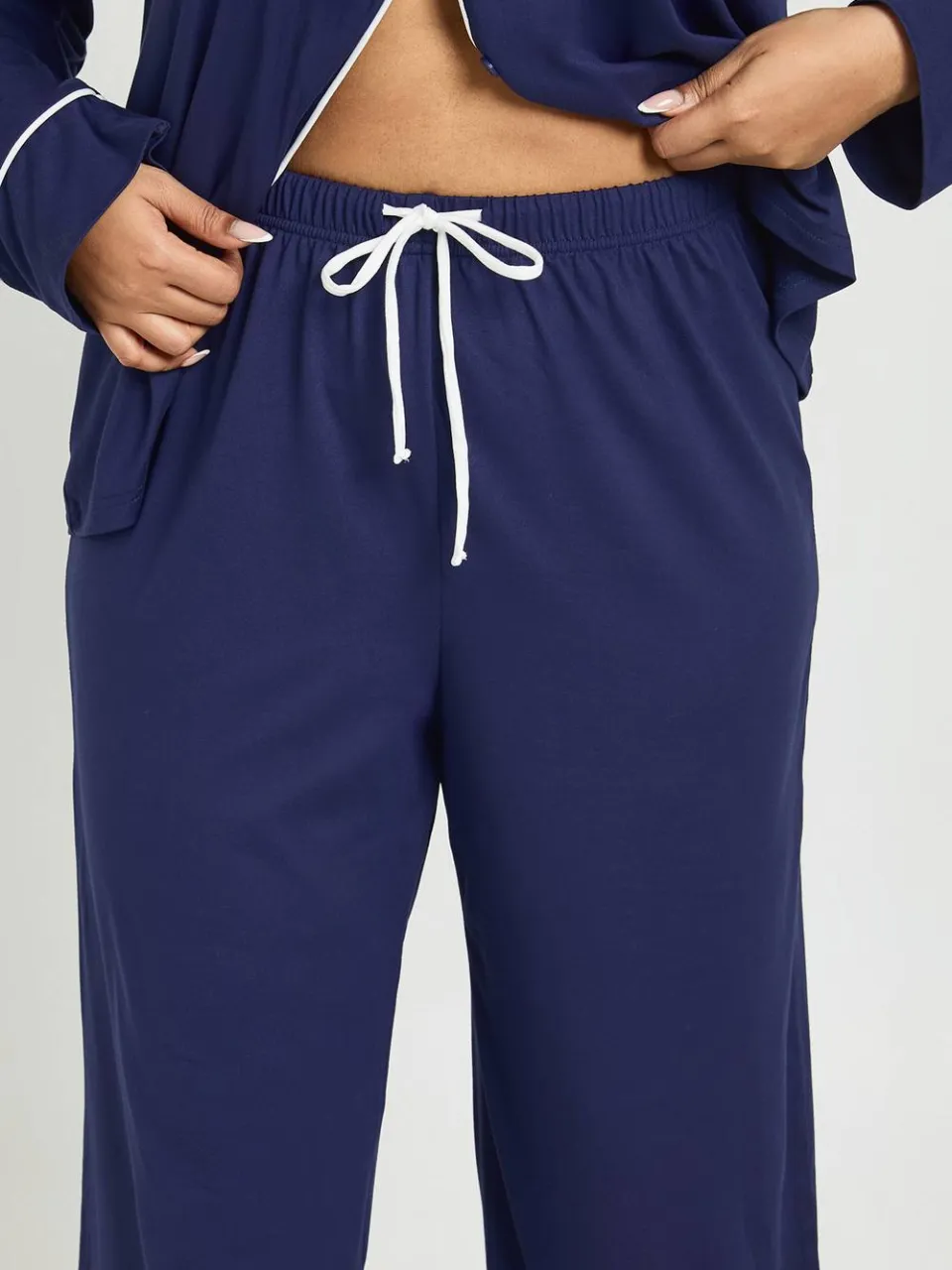 boohoo Dames Plus Jersey Pyjamaset Met Pijpdetail Lange Mouw & Broek marineblauw, foto 4