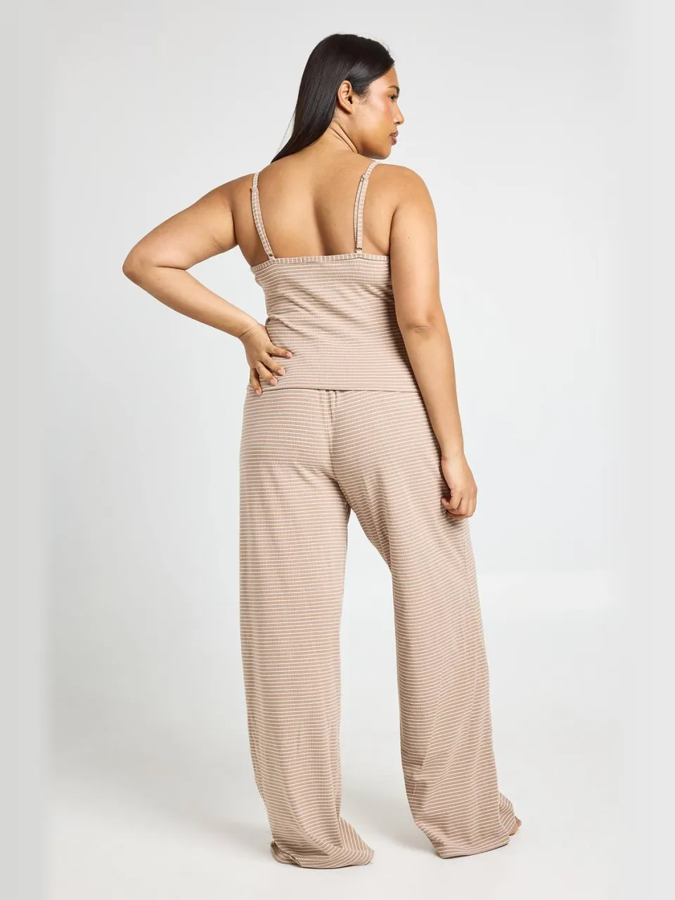 boohoo Dames Plus Zachte Geribbelde Gestreepte Hemdjes & Broek Pyjama Set mokka, foto 2