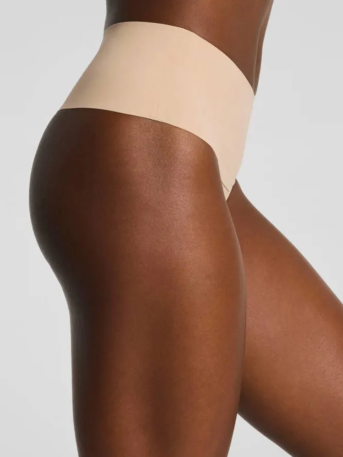 SPANX SPANXsupersmooth™ Undie-tectable seamless licht corrigerende string - beige