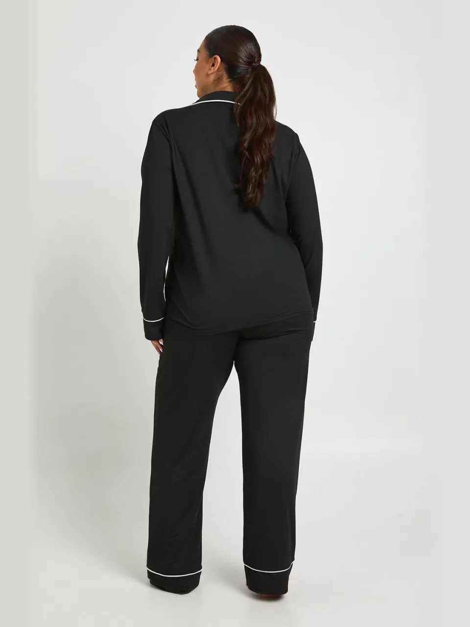 boohoo Dames Plus pyjama-set met langmouwig overhemd met pijpdetails & broek zwart, foto 2