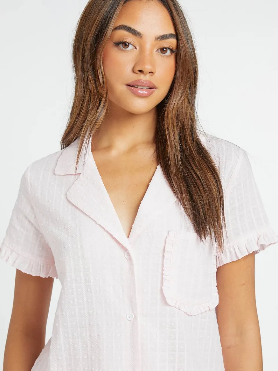 boohoo Dames Gestructureerde Pyjama Set Met Ruches Detail Korte Mouwen Shirt & Short roze, foto 4