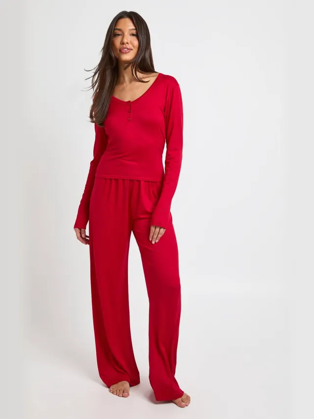 boohoo Dames Pyjama Set Met Knoopdetail Lange Mouwen Top En Broek Rood