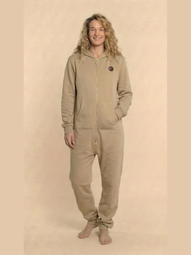 Knuffle Dames Knuffle Jogging Onesie | Linda: "De allerbeste Onesie voor iedere vrouw. Stijlvol, comfortabel en geweldige kwaliteit!" | Knuffle is eigentijds Nederlands merk | Handgemaakt in Portugal | Loungewear | Dit is de kleur Beige