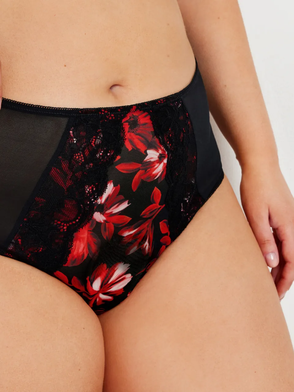 Yours Tailleslip Met Inzet Van Bloemen En Mesh In Zwart/Rood-60, foto 3