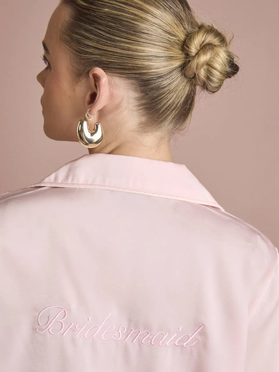 boohoo Dames Bruidspyjama 'Bruidsmeisje' Satijnen Geborduurd Lange Mouw Shirt & Korte Pyjama Set baby roze, foto 4