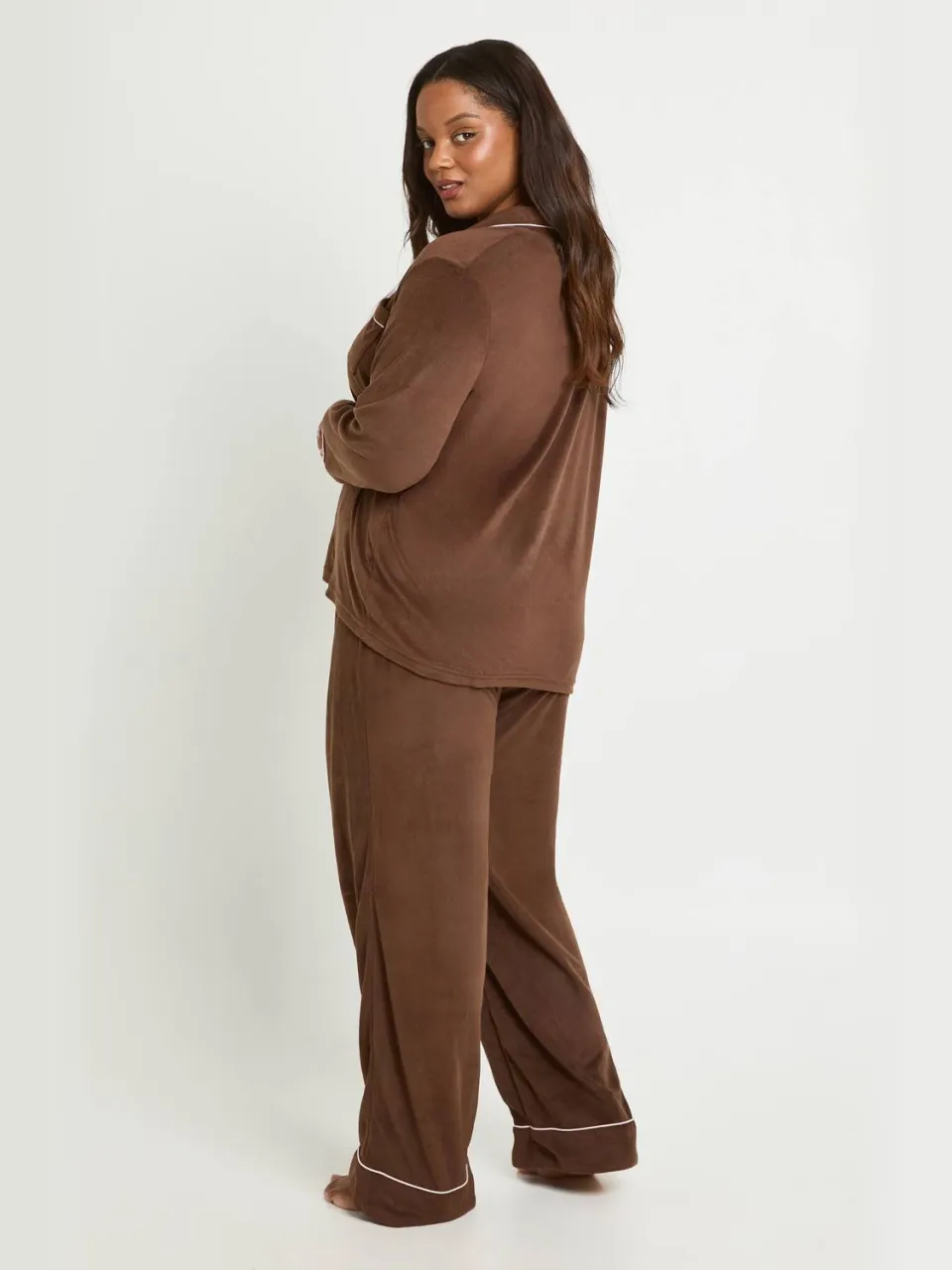 boohoo Dames Plus Baby Fleece Pyjama Set Met Lange Mouwen Shirt & Broek Met Biesdetail chocoladebruin, foto 3