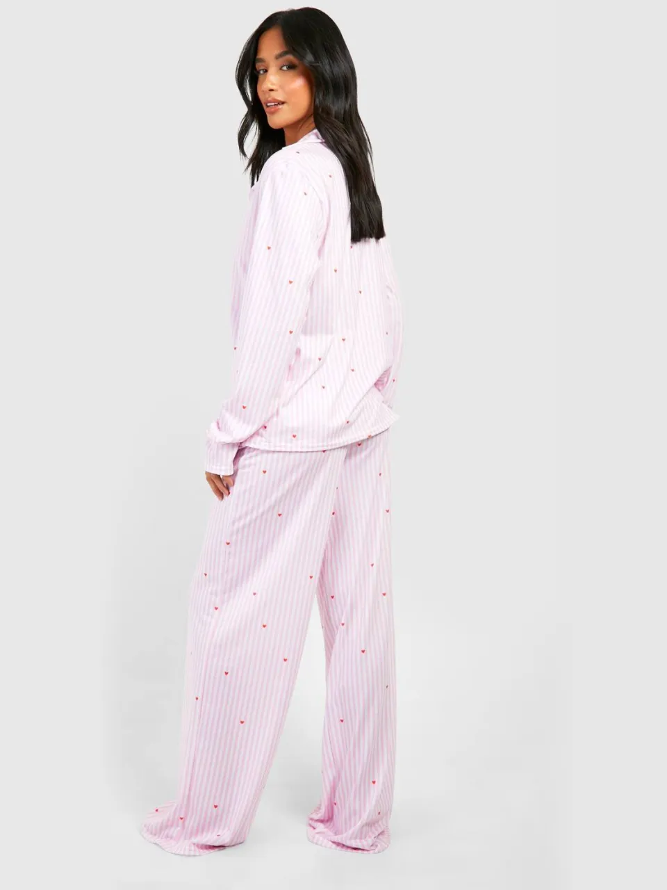boohoo Dames Petite pennenstreep hartprint lange mouw overhemd met broek pyjamaset roze, foto 2
