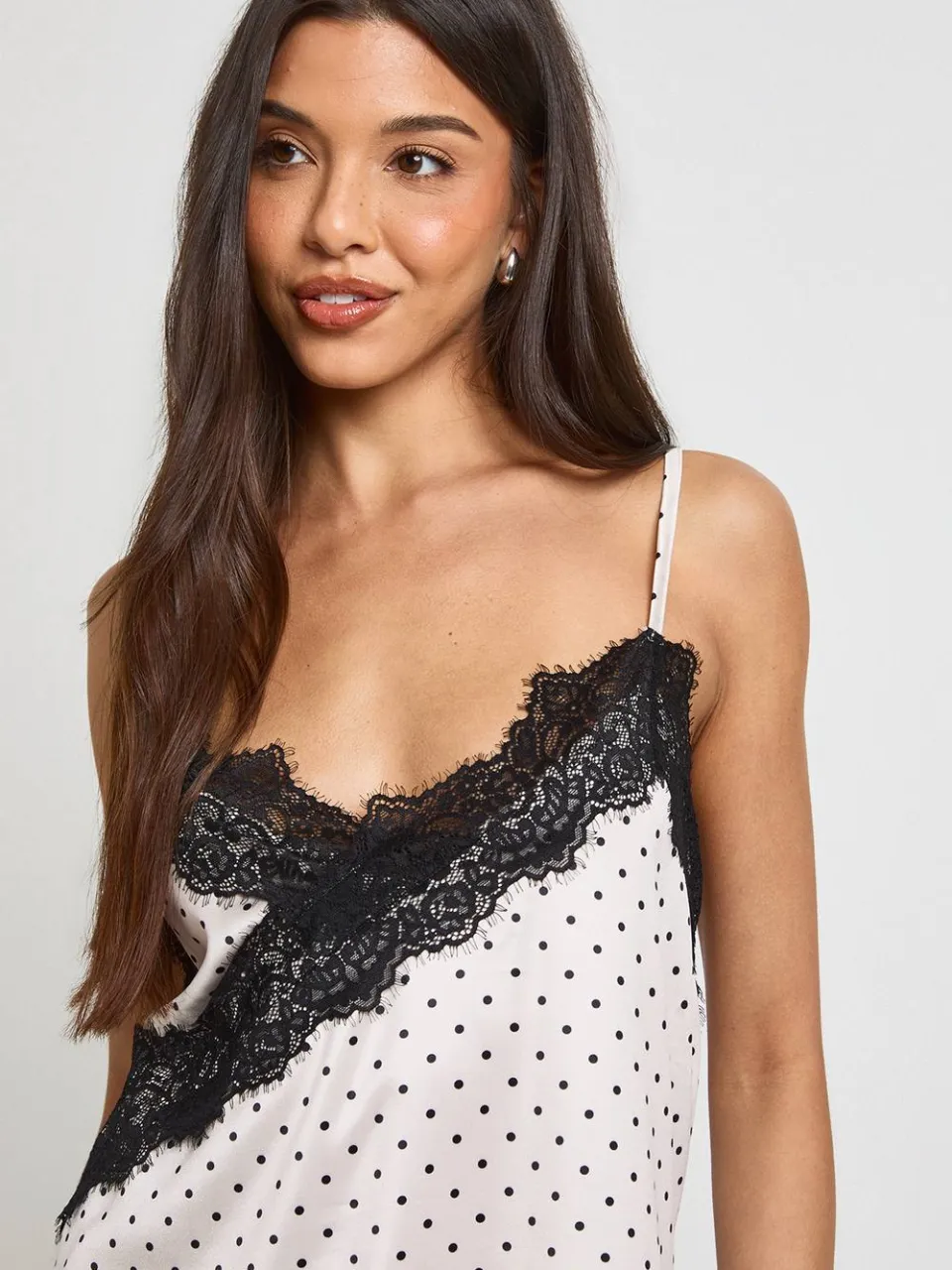 boohoo Dames Satijnen Nachthemd Met Stippenprint, Kantafwerking En Asymmetrische Zoom crème, foto 4
