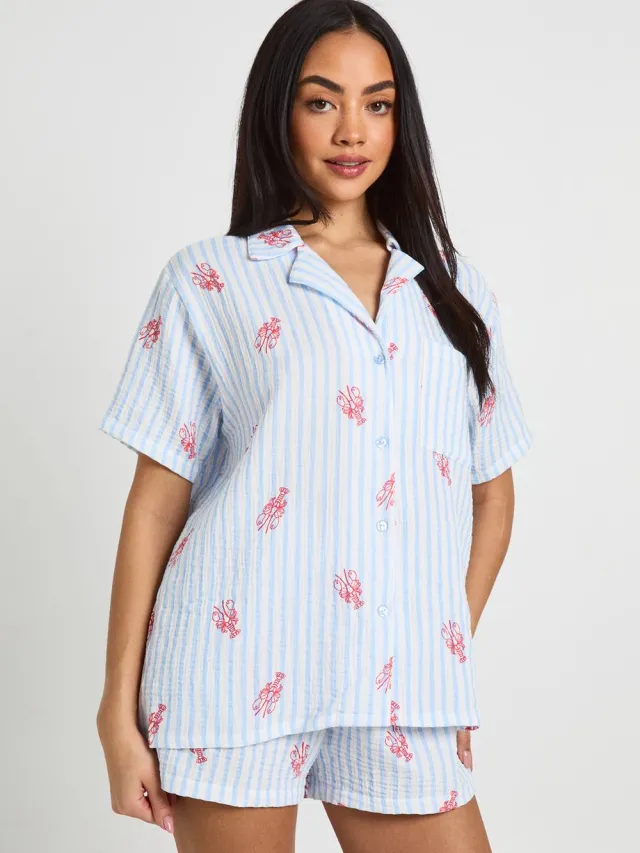 boohoo Dames Katoenen Gestreepte Pyjama Set Met Kreeftenprint, Korte Mouwen Shirt & Korte Broek Lichtblauw