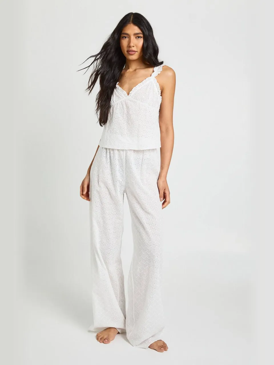 boohoo Dames Tall Pyjama Set Met Cami En Broek Met Broderie Ruches Detail wit, foto 3