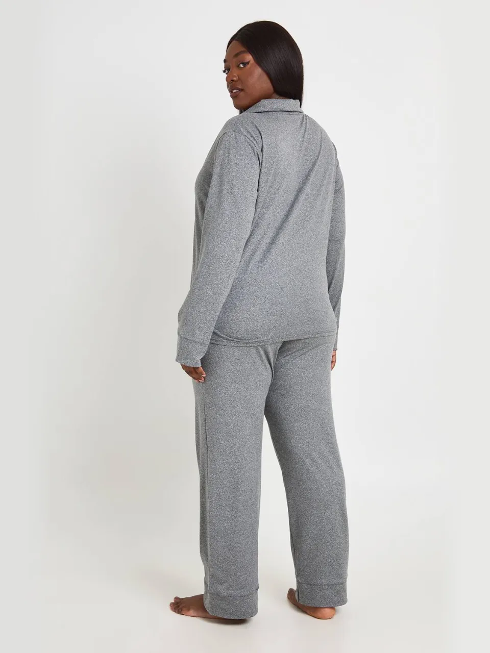 boohoo Dames Plus Soft Touch Pyjamaset Met Doorknoop Shirt En Broek houtskool, foto 2