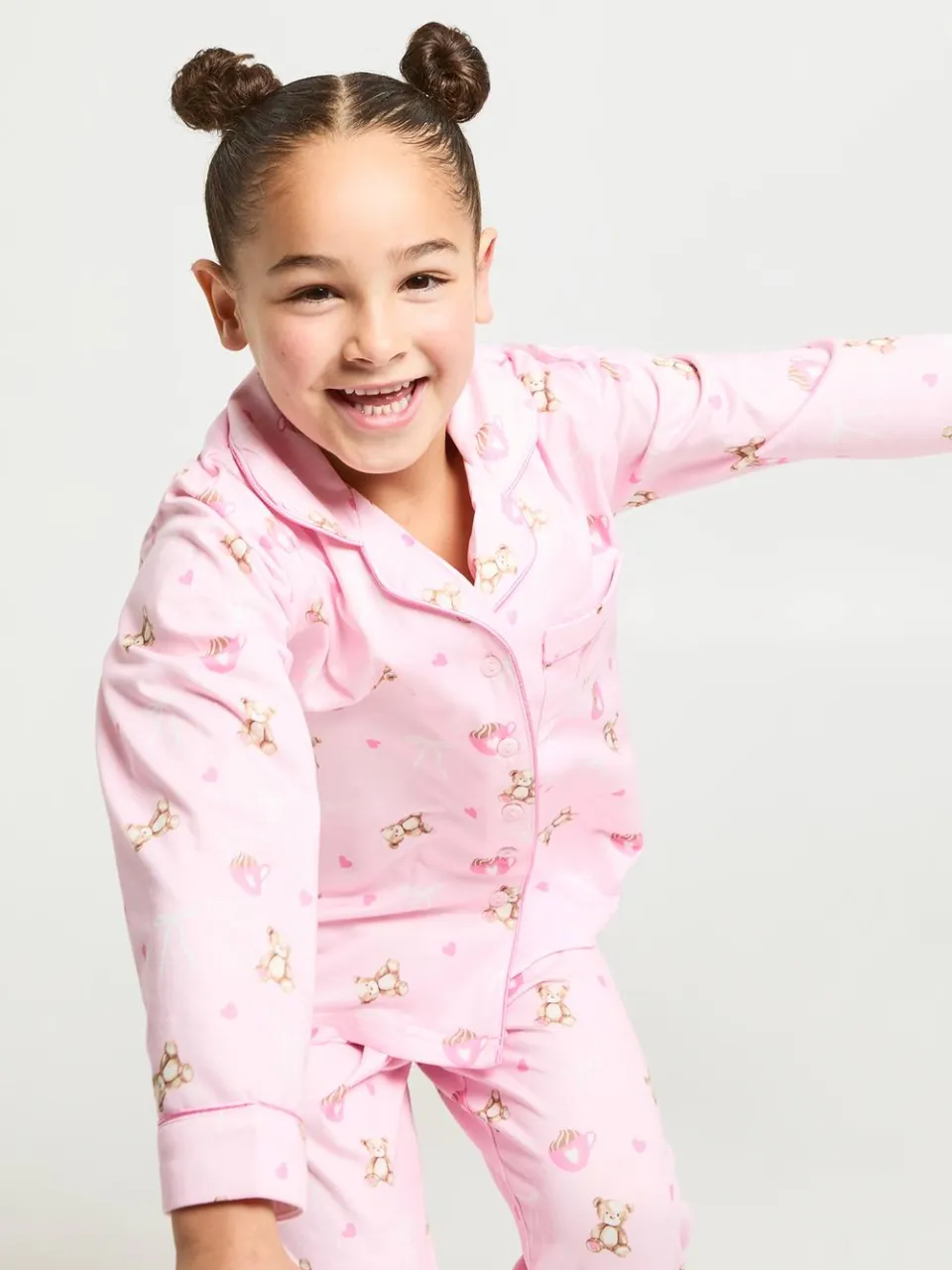 boohoo Dames Kinder Bijpassende Familie Superzachte Beer & Strik Print Pyjama Set Met Shirt Met Lange Mouwen & Broek lichtroze, foto 4