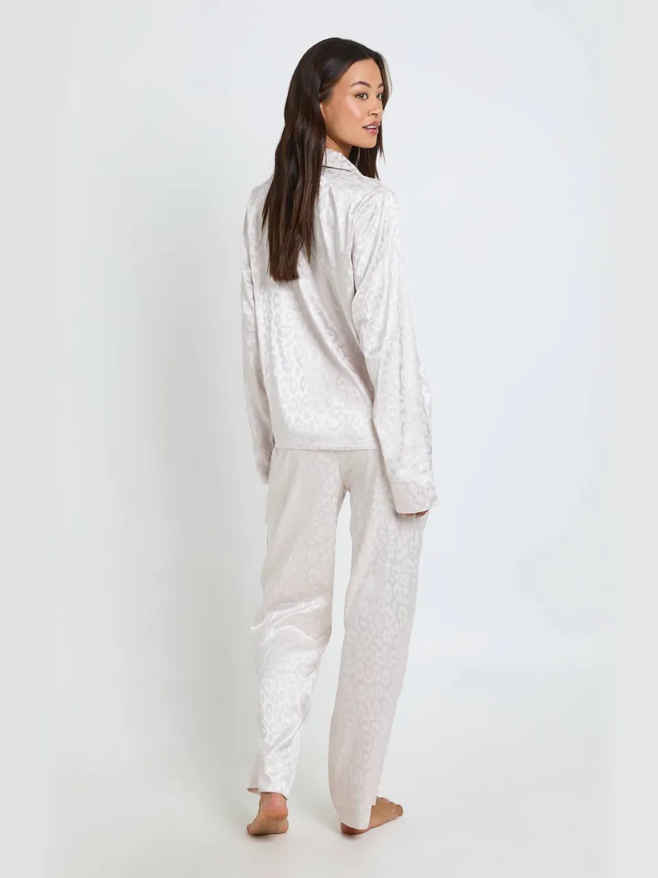 boohoo Dames Tall Luipaard Jacquard Satijnen Pyjama Set Met Lange Mouwen Shirt & Broek champagne, foto 2
