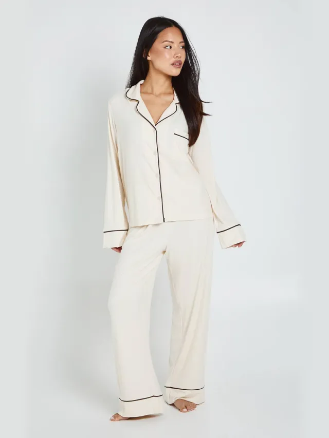 boohoo Dames Petite Zachte Rib Lange Mouw Shirt & Broek Pyjama Set Crème