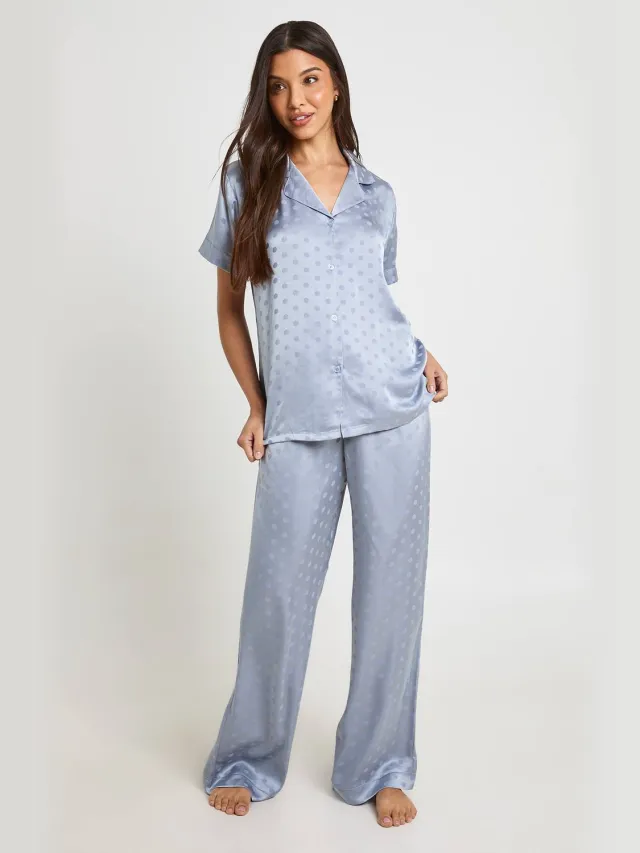 boohoo Dames Polkadot Jacquard Satijnen Pyjama Set Met Korte Mouwen Shirt & Broek Stoffig Blauw