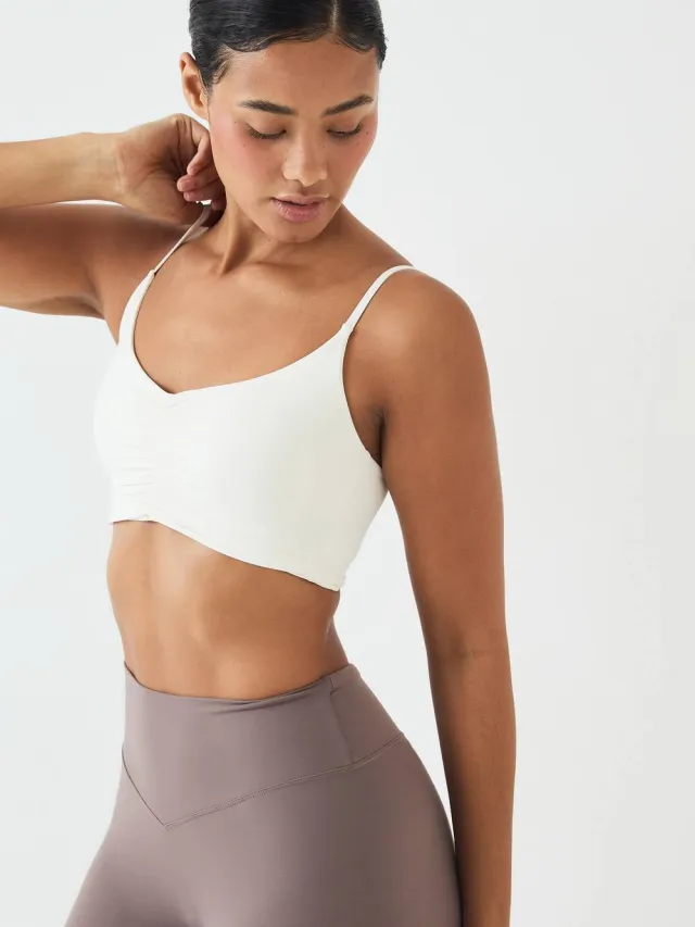 DSGN Studio Dames Dsgn Studio Zachte Luxe Geplooid Sport-bh Met V-hals En Golvende Zoom Vanille