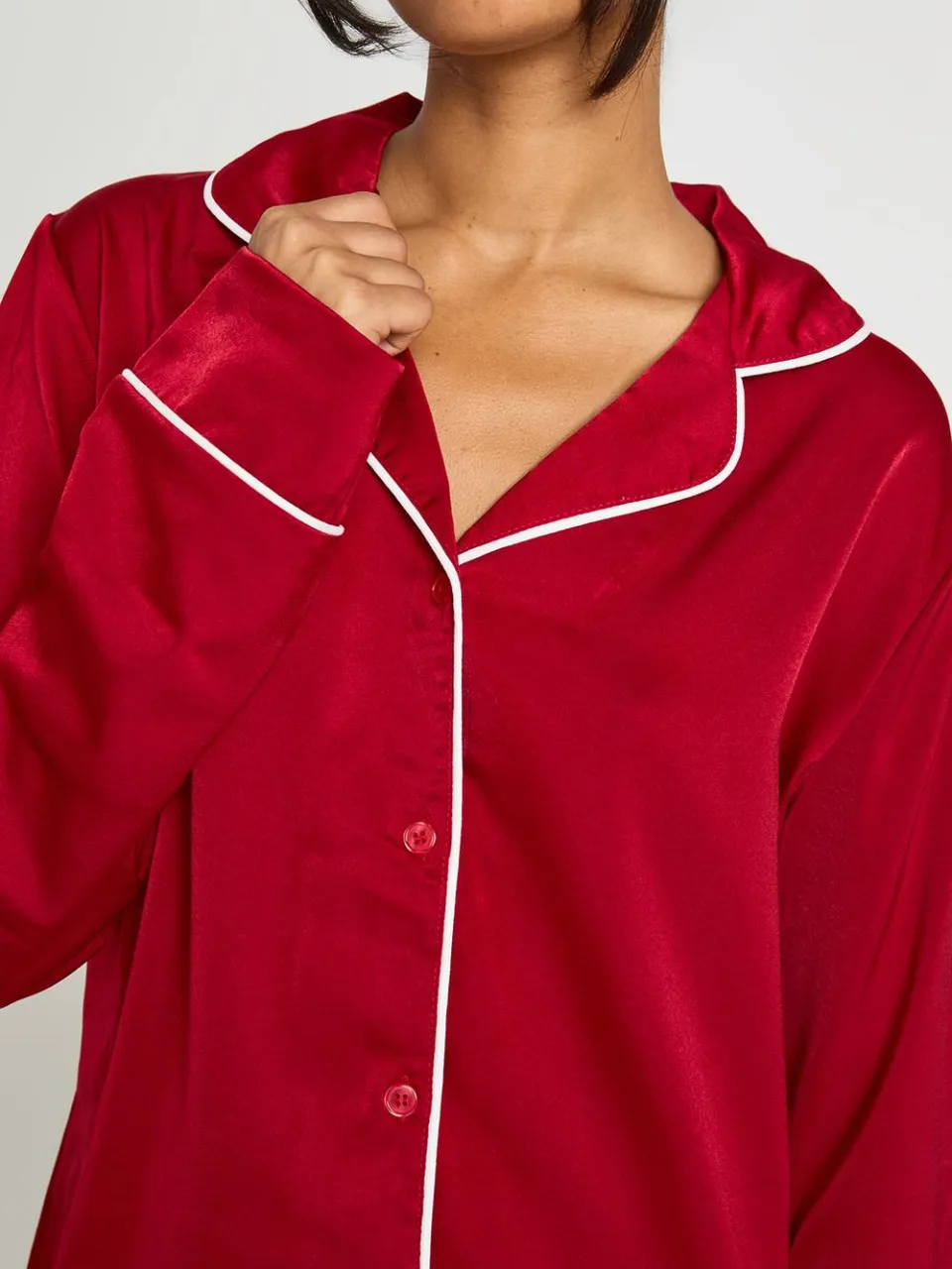 boohoo Dames Satijnen Pyjama Set Met Paspeldetail, Lange Mouwen Shirt & Broek rood, foto 4