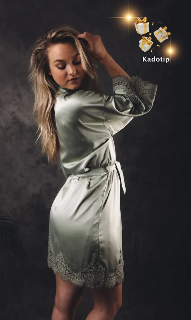 Kimomi Kimono dames van heerlijk satijn - sage groen- Plus - middellang model met sexy kant