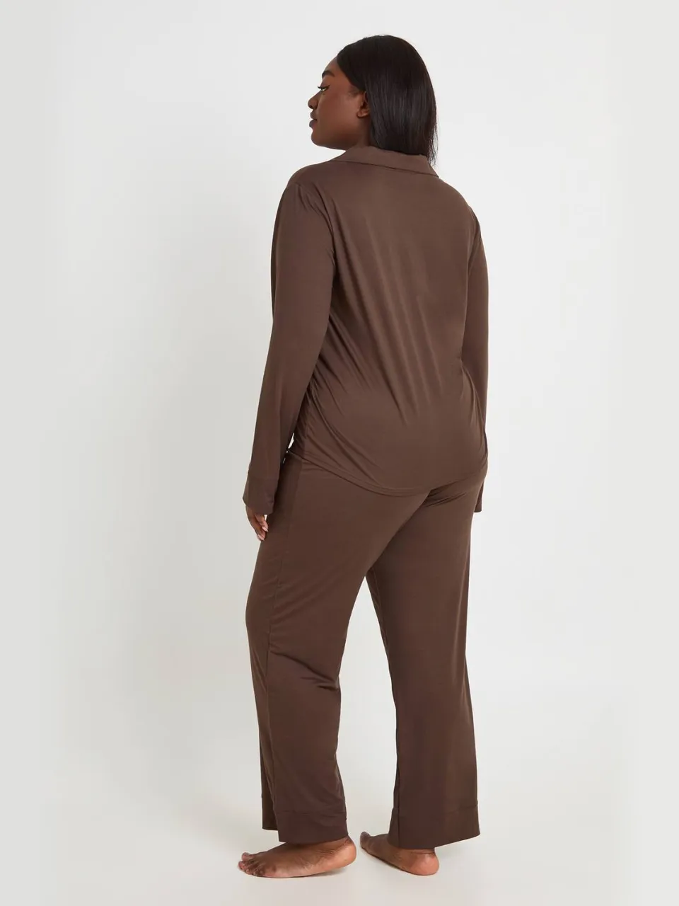 boohoo Dames Plus Zachte Touch Doorknoop Shirt En Broek Pyjama Set chocoladebruin, foto 2