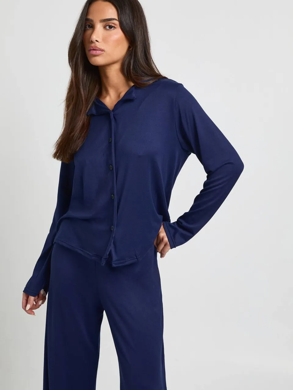 boohoo Dames Petite pyjama set met lange mouw overhemd en broek marineblauw, foto 3