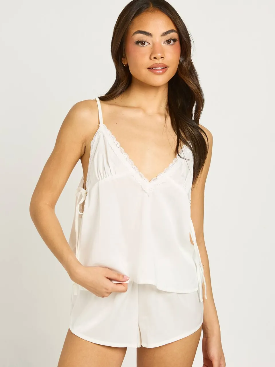boohoo Dames Bruidskant Detail Satijnen Strik-rug Hemdje & Korte Broek Pyjama Set wit, foto 3
