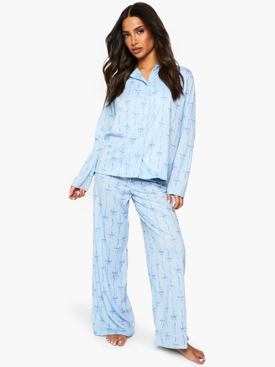 boohoo Dames Petite Pyjama Set met Strikprint: Langmouwen Shirt & Broek blauw, foto 3