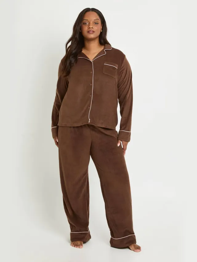 boohoo Dames Plus Baby Fleece Pyjama Set Met Lange Mouwen Shirt & Broek Met Biesdetail Chocoladebruin