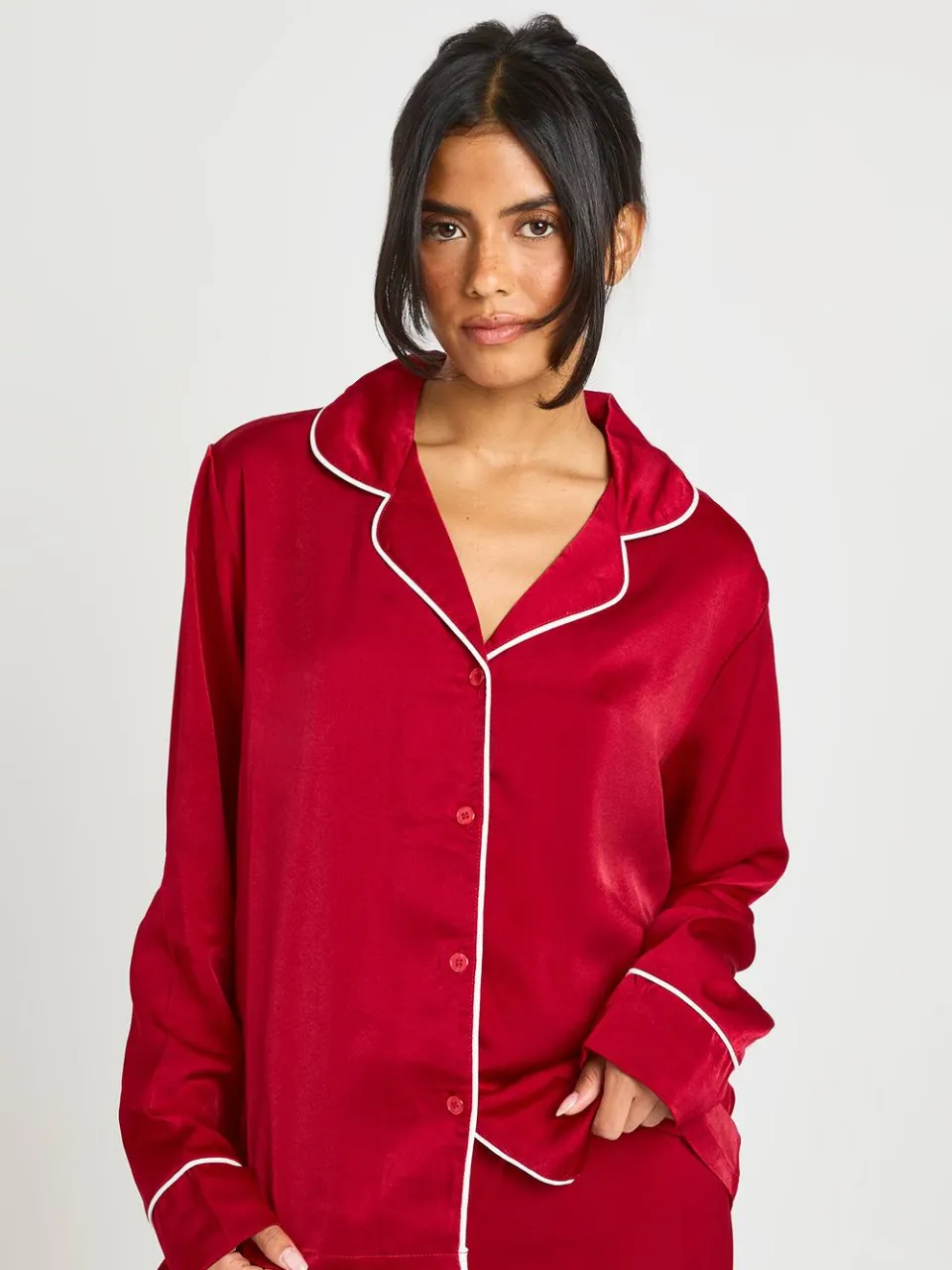 boohoo Dames Satijnen Pyjama Set Met Paspeldetail, Lange Mouwen Shirt & Broek rood, foto 3