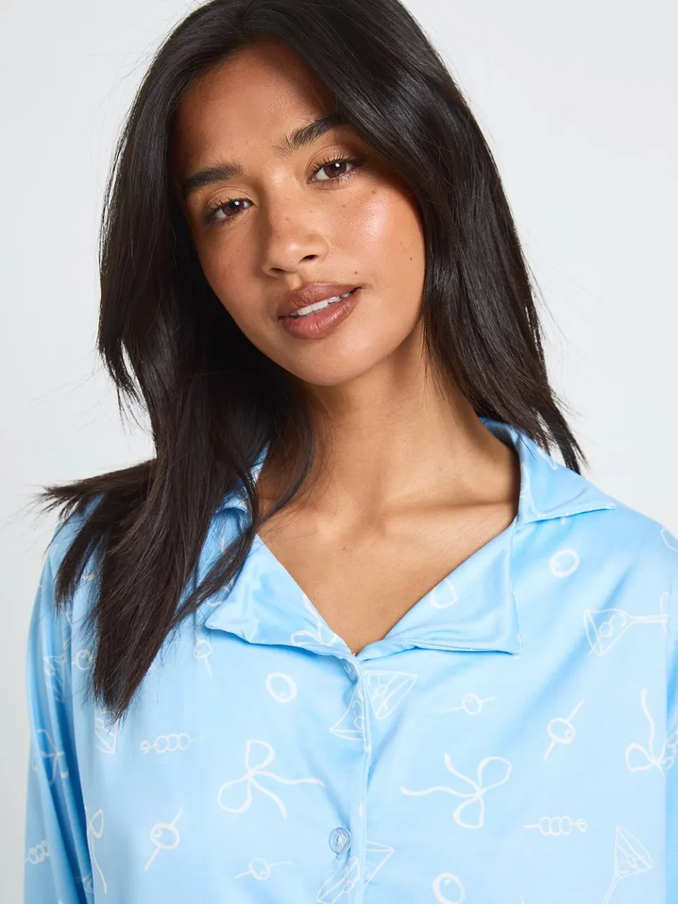 boohoo Dames Petite Pyjamaset Met Martiniglas & Strikprint Shirt Met Lange Mouwen En Broek blauw, foto 4