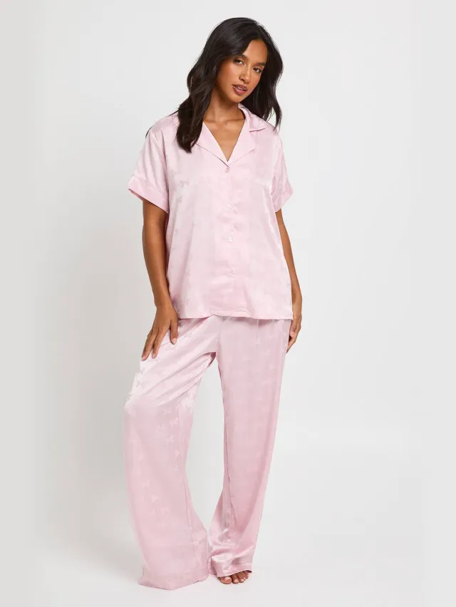 boohoo Dames Petite Pyjama Set Met Jacquard Strikjesdessin, Satijnen Blouse Met Korte Mouwen & Broek Lichtroze