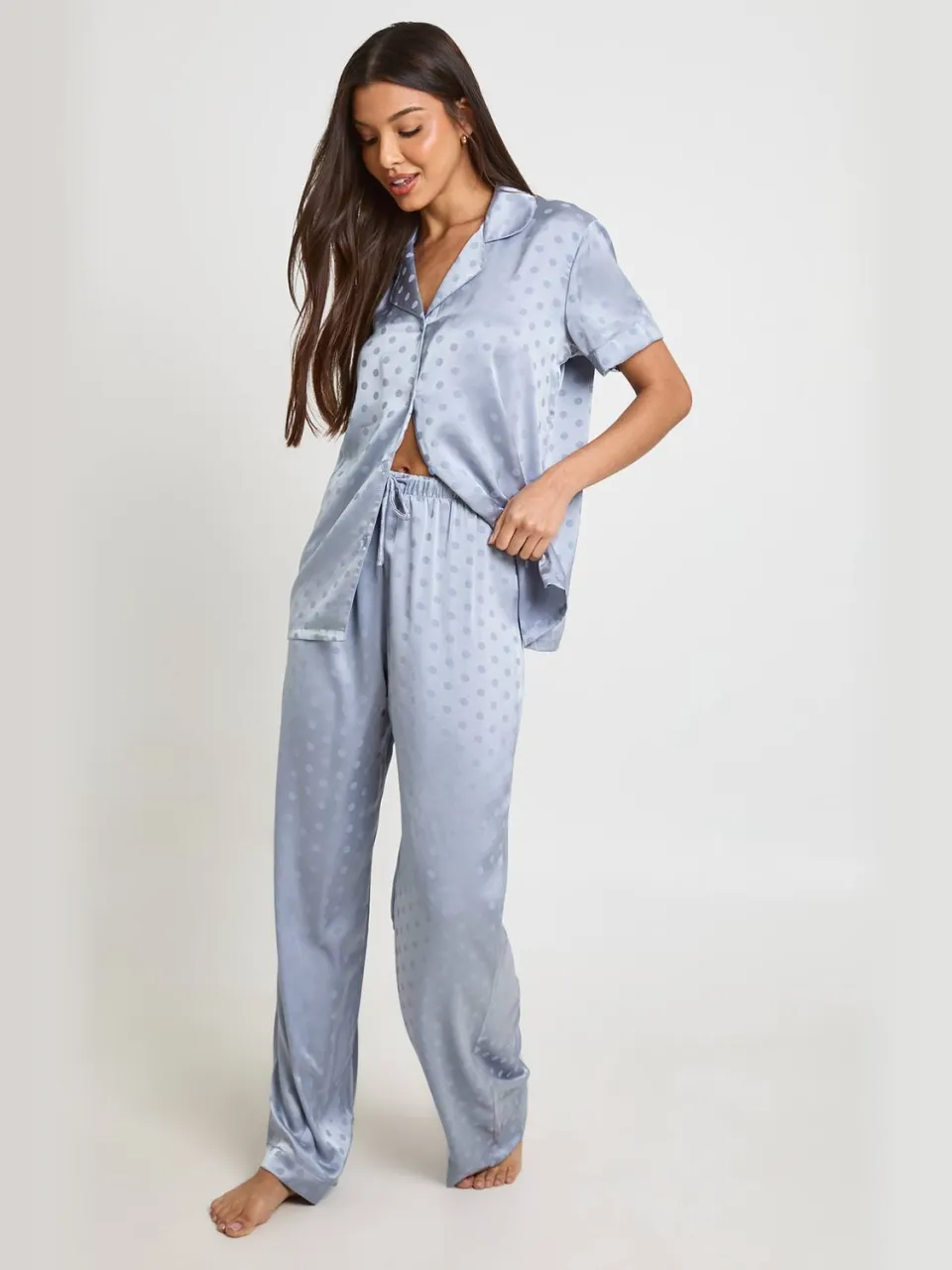 boohoo Dames Polkadot Jacquard Satijnen Pyjama Set Met Korte Mouwen Shirt & Broek stoffig blauw, foto 3