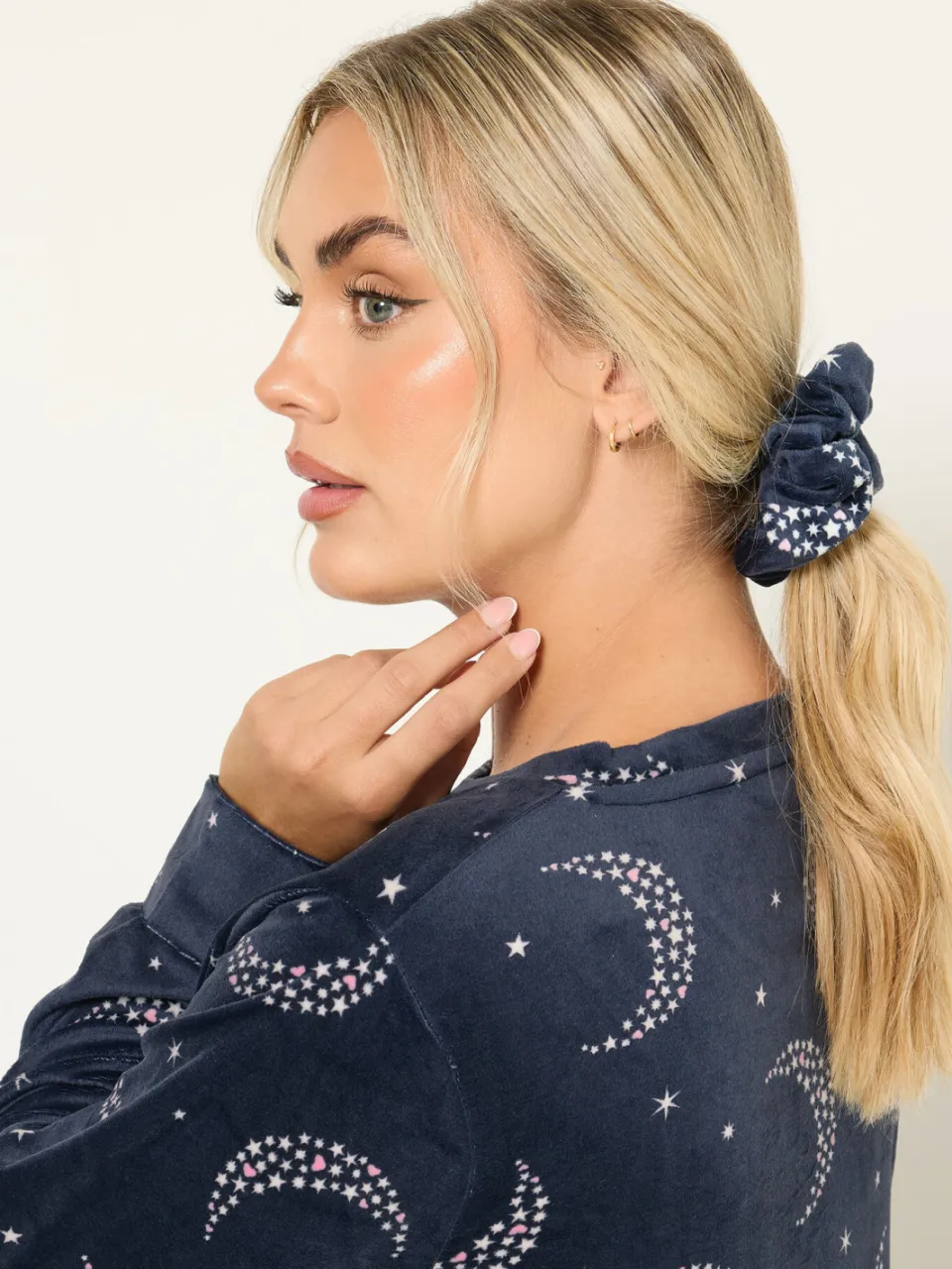 Yours Marineblauwe Maan & Ster Fleece Pyjama & Scrunchie Set-48, foto 5