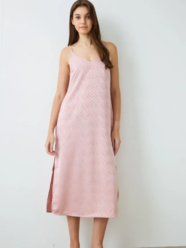 Penti Emma satijnen nachthemd met zebraprint en V-hals Blush