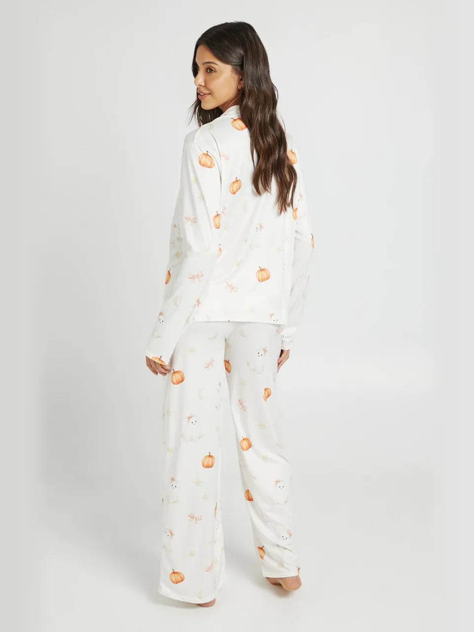 boohoo Dames Spook En Pompoen Print Pyjama Set Met Shirt Met Lange Mouwen & Broek crème, foto 3
