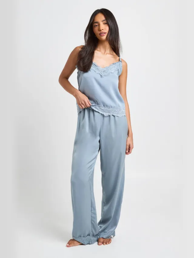 boohoo Dames Pyjama Set Met Cami En Broek Met Wimperkantenafwerking Stoffig Blauw