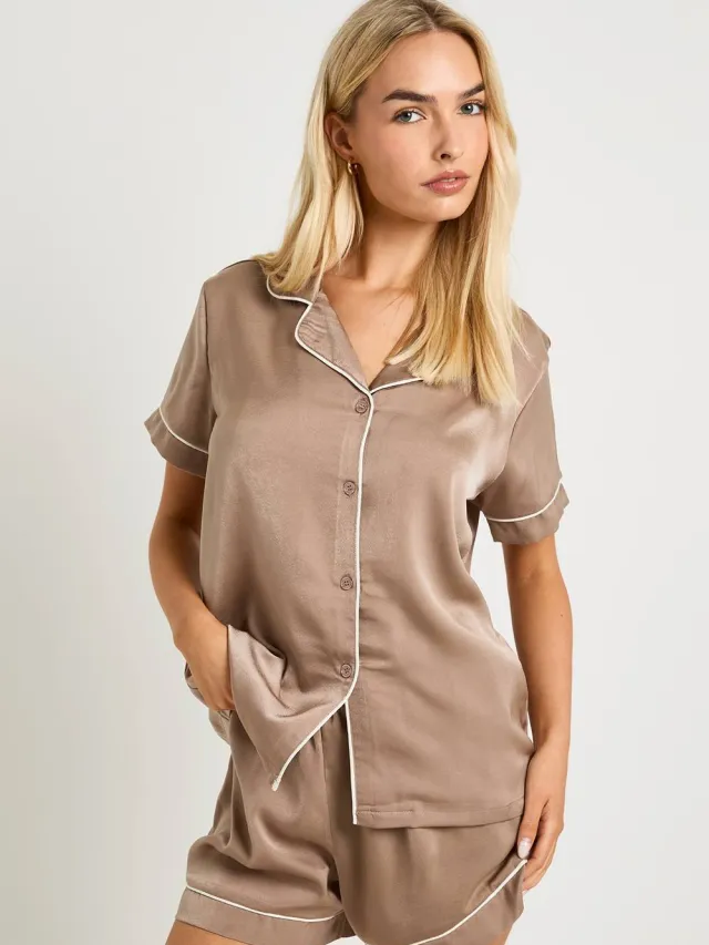 boohoo Dames Satijnen Pijpdetail Korte Mouw Shirt & Shorts Pyjama Set mokka, foto 2