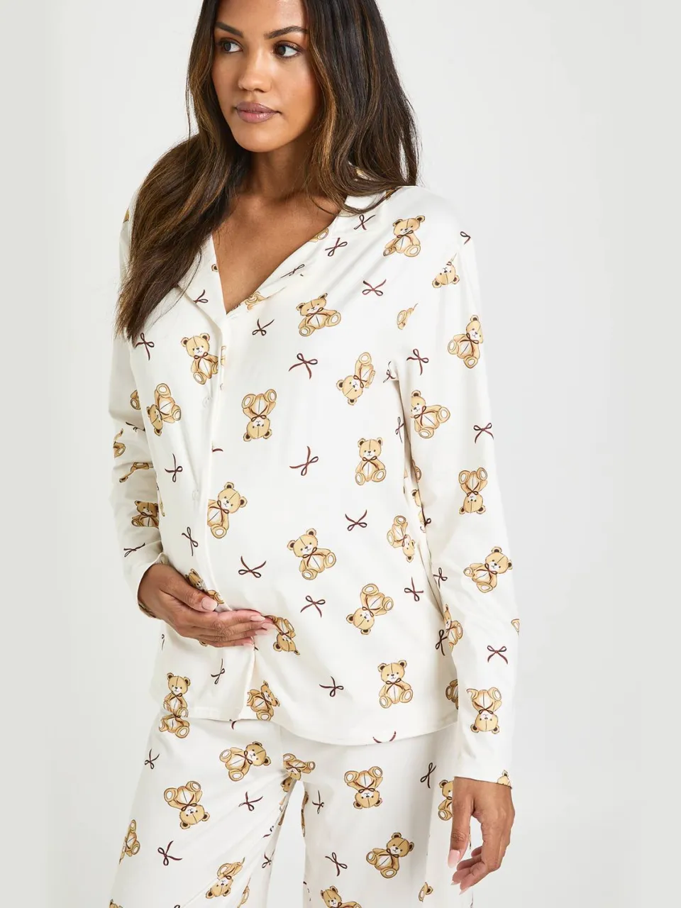 boohoo Dames Zwangerschaps Beertjes en Strikjes Print Lange Mouw Shirt & Broek Pyjama Set crème, foto 3