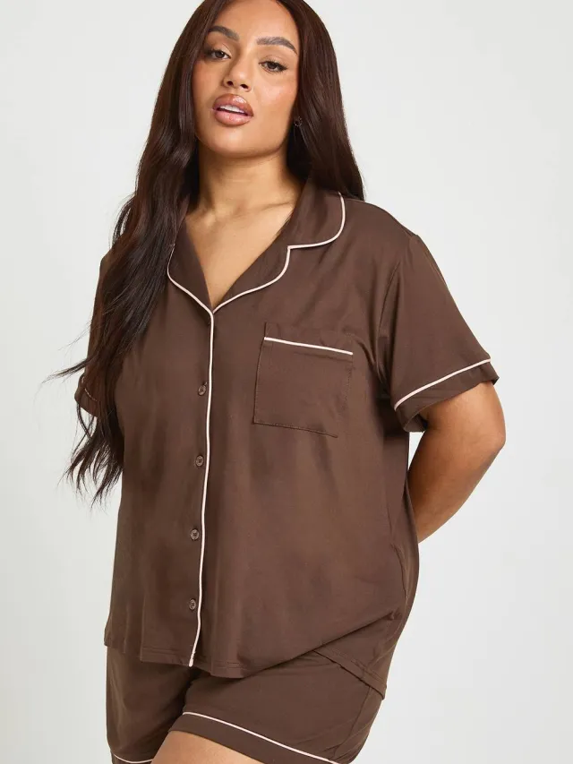 boohoo Dames Plus Jersey Pyjama Set Met Paspelbiezen Korte Mouwen En Short Chocoladebruin