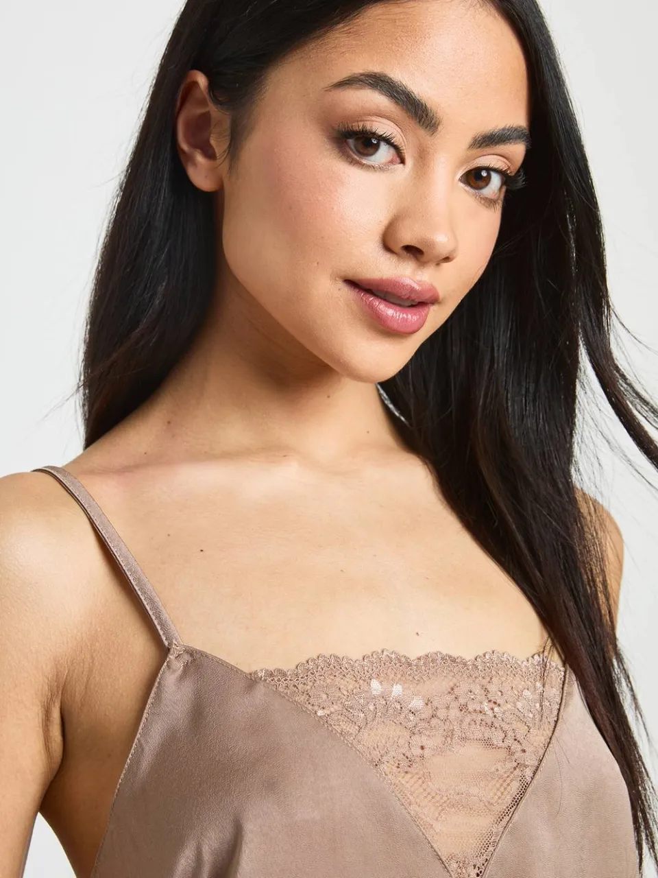 boohoo Dames Satijnen Pyjama Set Met Kanten Paneel Detail Cami & Short mokka, foto 4