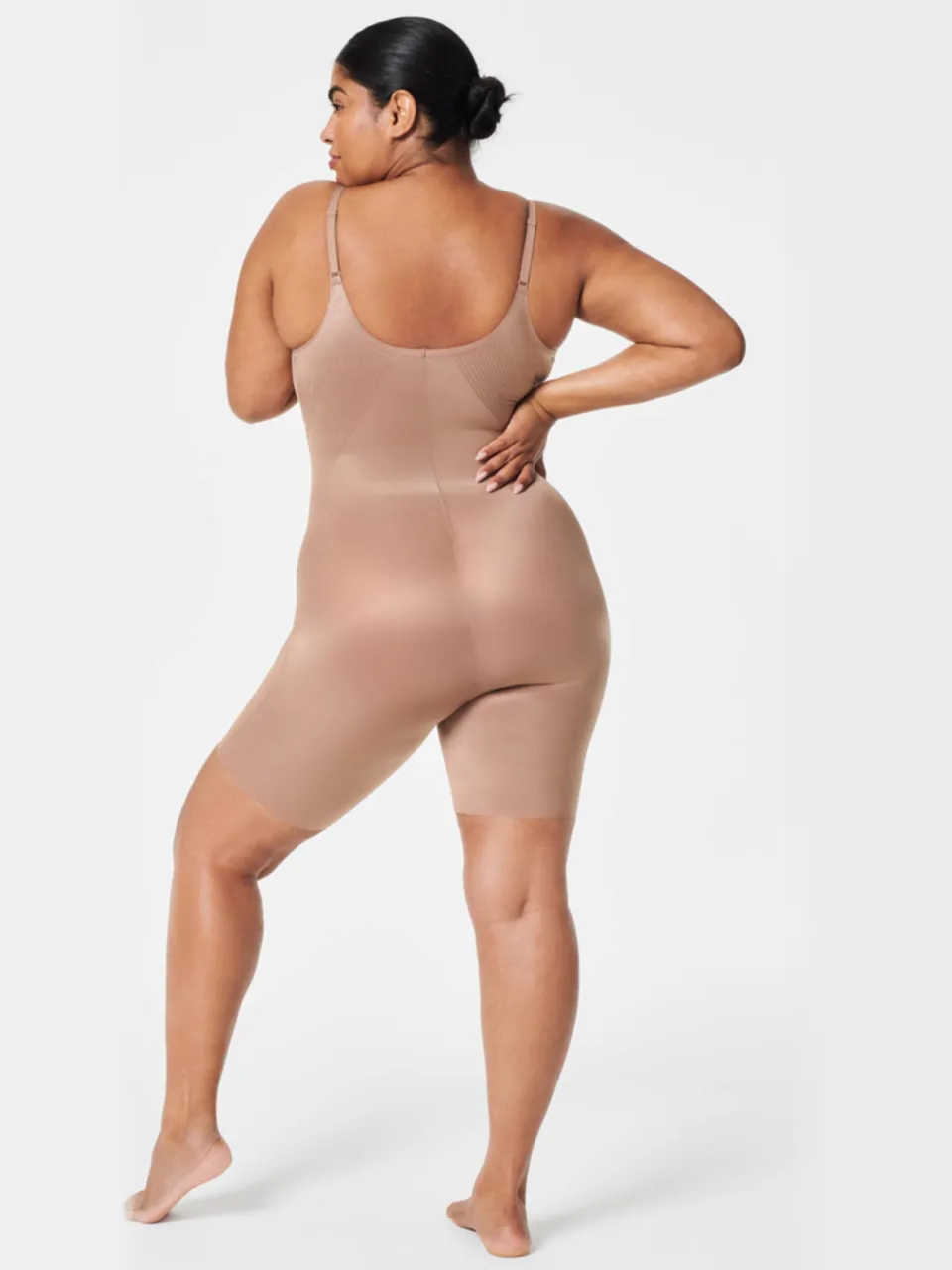 SPANX SPANXshape™ Invisible medium corrigerende Closed-Bust Mid-Thigh bodysuit donkerbeige, foto 4