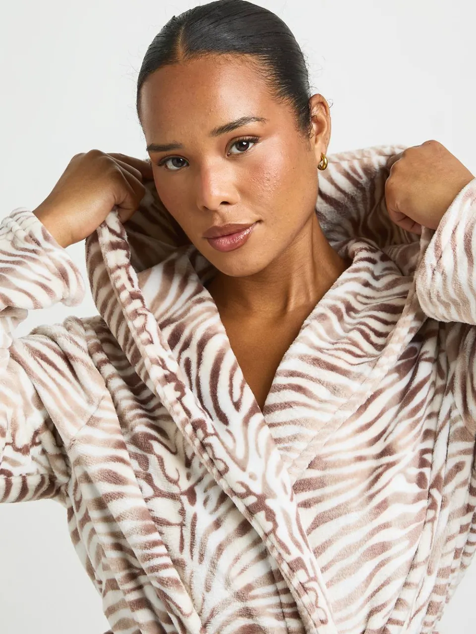 boohoo Dames Plus Fleece Ochtendjas Met Zebraprint, Capuchon En Lange Lengte, foto 3