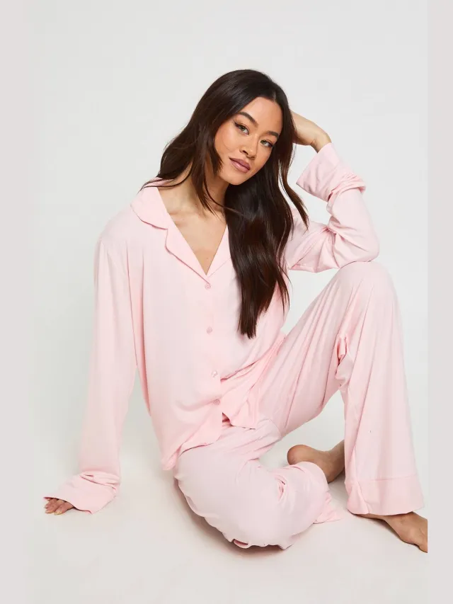 boohoo Dames Lange Zachte Pyjama Set Met Doorknoop Shirt En Broek Lichtroze