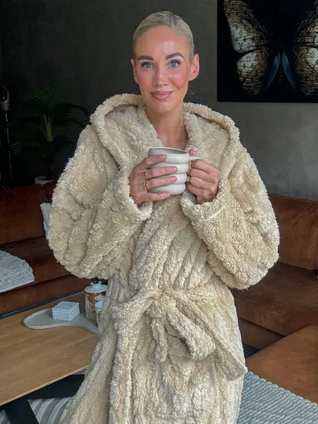 Charlie Choe - Limited Collections Badjas dames - 100 % zacht fleece - lang model - teddy badjas - luxe dames badjas met capuchon - trendy ochtendjas - Charlie Choe - zand