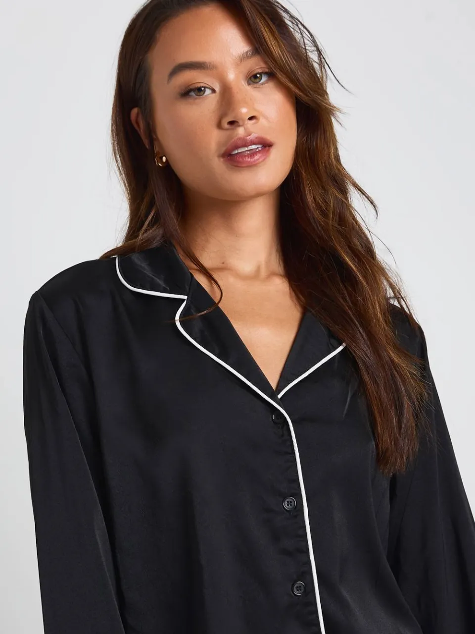 boohoo Dames Lange Satijnen Pyjama Set met Biesdetail - Shirt met Lange Mouwen & Broek zwart, foto 3