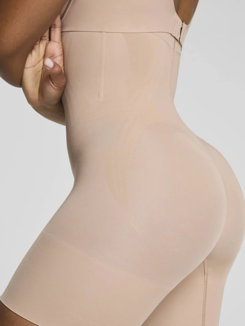 SPANX SPANXsculpt™ GoFigure seamless sterk corrigerende short High Waist Mid Thigh lichtbeige, foto 5
