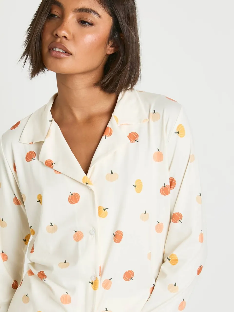 boohoo Dames Lang Halloween Ditsy Pompoenprint Langmouwshirt & Broekpyjamaset crème, foto 4