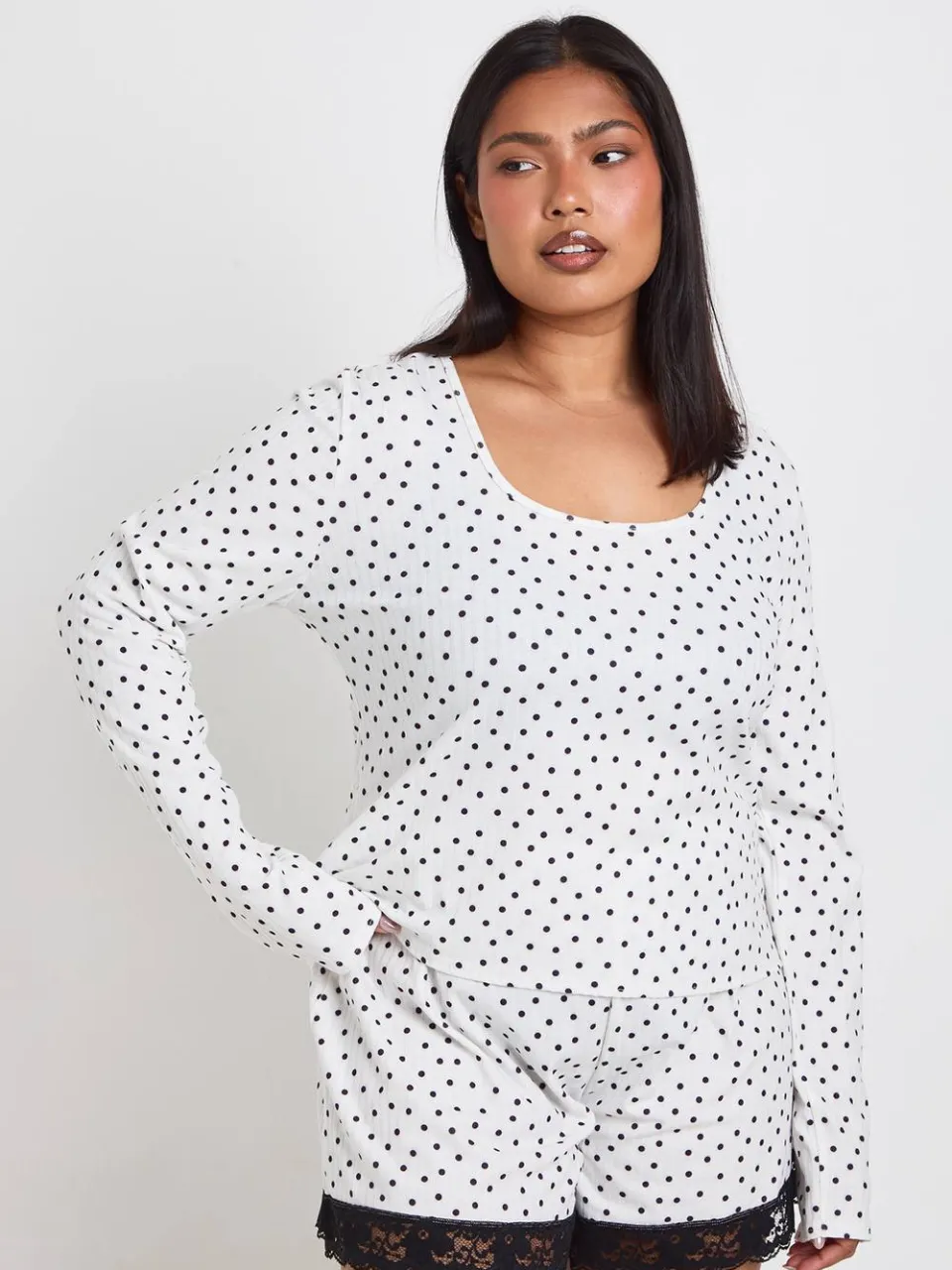boohoo Dames Plus Maat Pyjama Set Met Polkadots, Lange Mouwen En Korte Broek zwart wit, foto 3